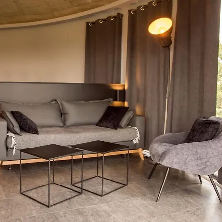 Atypique, Jacuzzi & Piscine 4 Pensionat 3*