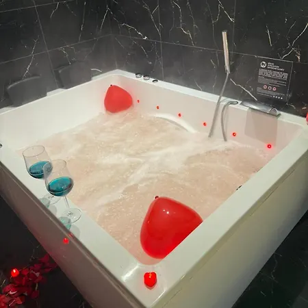 Atypique, Jacuzzi & Piscine 4 Pensionat 3*